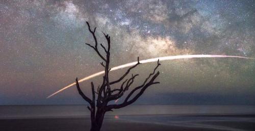 Фотограф Зак гретер снимал ночное небо на берегу атлантического океана.  