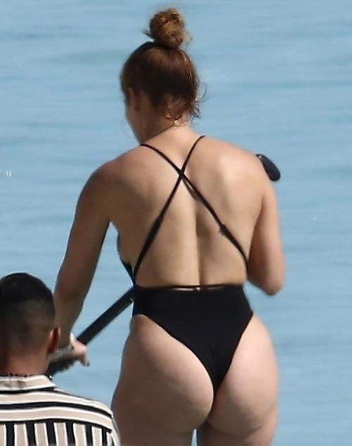 54-Летняя голливудская актриса и певица Дженнифер Лопес похвасталась шикарной фигурой на отдыхе. 04