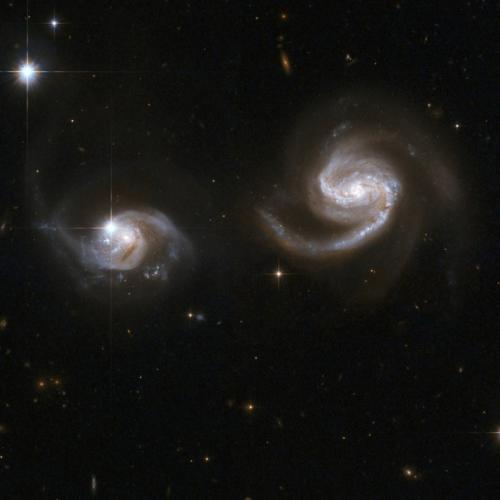 Вселенские аварии.  Галактики, не поделившие перекресток. 07