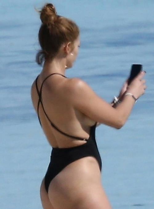 54-Летняя голливудская актриса и певица Дженнифер Лопес похвасталась шикарной фигурой на отдыхе. 03