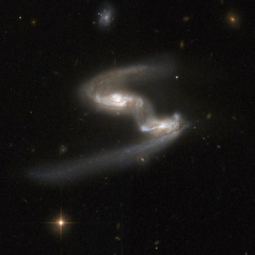 Вселенские аварии.  Галактики, не поделившие перекресток. 03