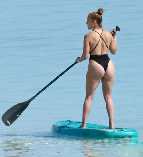 54-Летняя голливудская актриса и певица Дженнифер Лопес похвасталась шикарной фигурой на отдыхе. 02