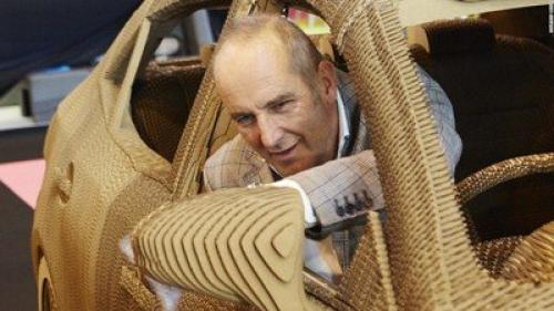 Седан Lexus IS целиком сделанный из картона. 03