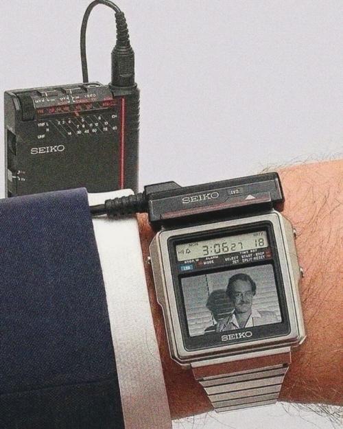 В 1982 году Seiko выпустила T001 - цифровые часы, которые показывали живое телевидение через подключение к портативному приёмнику. 

