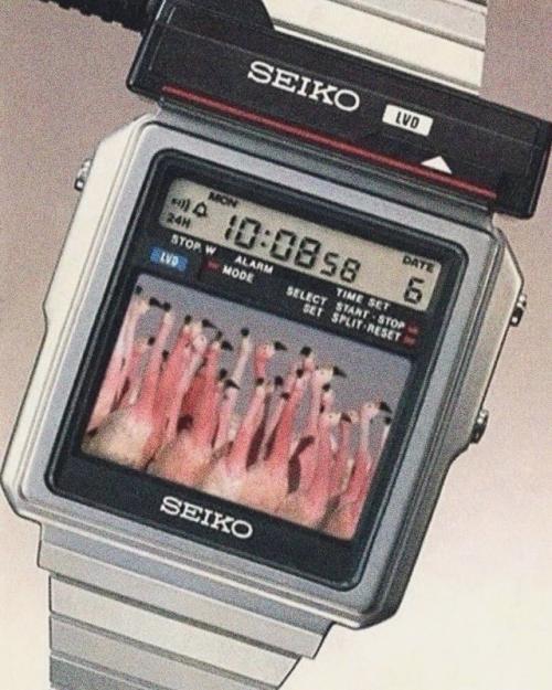 В 1982 году Seiko выпустила T001 - цифровые часы, которые показывали живое телевидение через подключение к портативному приёмнику. 06