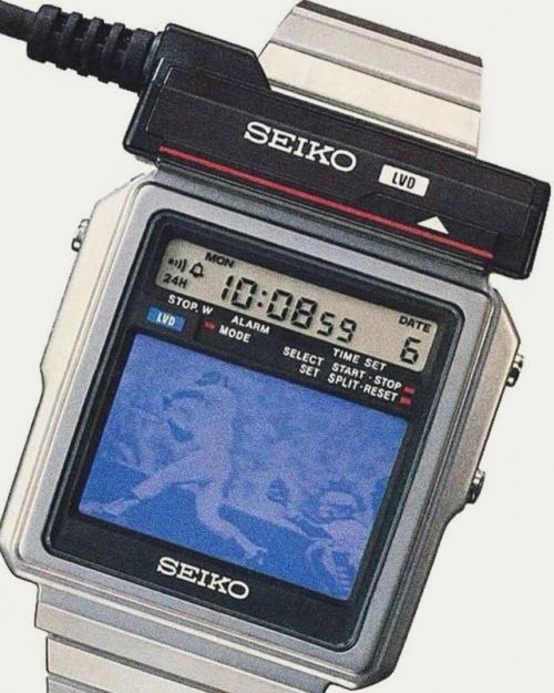 В 1982 году Seiko выпустила T001 - цифровые часы, которые показывали живое телевидение через подключение к портативному приёмнику. 03