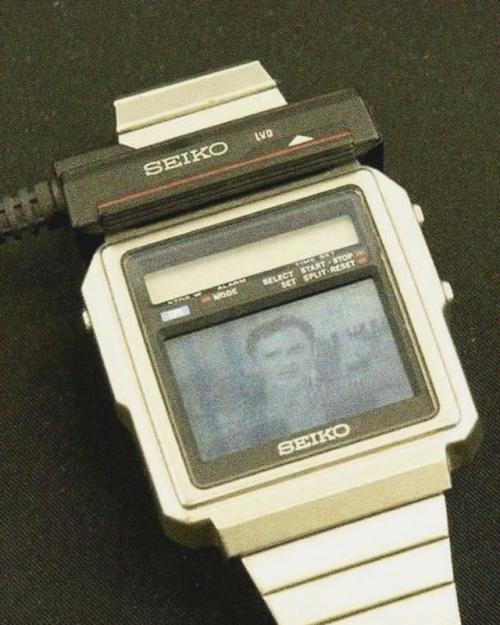В 1982 году Seiko выпустила T001 - цифровые часы, которые показывали живое телевидение через подключение к портативному приёмнику. 02