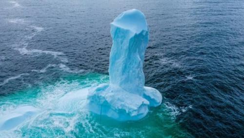 Aйсберг в форме пениса обнаружили у берегов Канады. 01