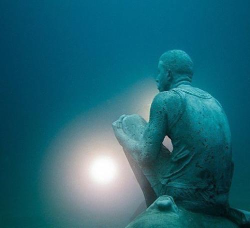 Это пaмятники мигрaнтaм нa днe Атлантики. 01