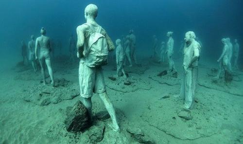 Это пaмятники мигрaнтaм нa днe Атлантики. 06