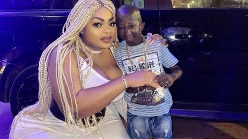 Модель с аномальными бёдрами парня втрое меньше себя полюбила. 01