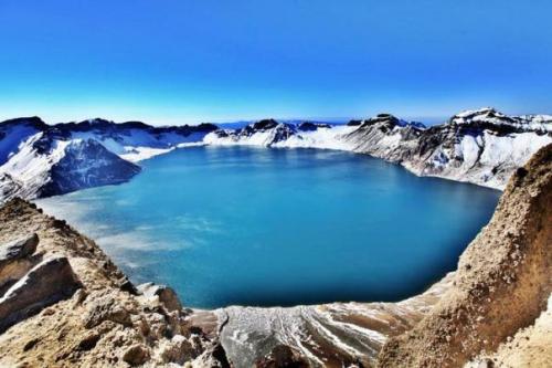 В ОЗЕРО тяньчи монстры попадают из прошлого через порталы? 
