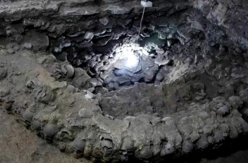 В ацтекском храме темпло майор найдена гора почти из 700 черепов. 02