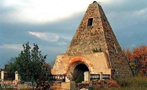 Полтавские пирамиды.   Почти египетское чудо. 01