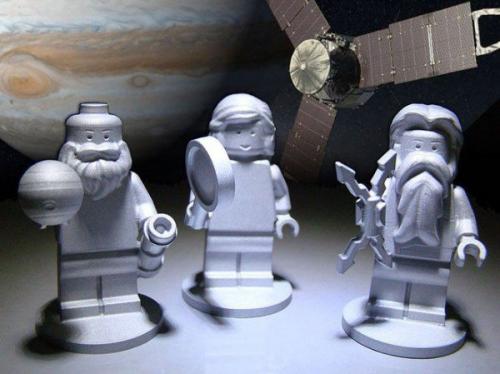 На Юноне летят фигурки Lego. На Юноне летят фигурки Lego.