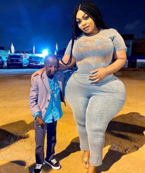 Модель с аномальными бёдрами парня втрое меньше себя полюбила. 03