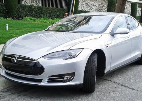 Автопилот Tesla впервые в аварию со смертельным исходом попал.