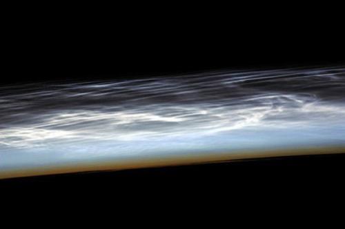 На фотографиях космонавта Федора юрчихина сравнительно редкое атмосферное явление Серебристые Облака. 02