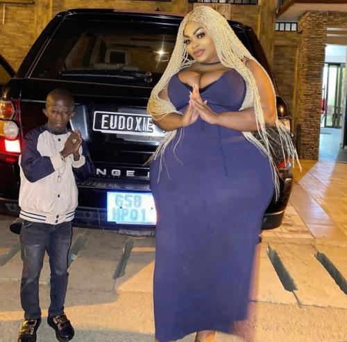 Модель с аномальными бёдрами парня втрое меньше себя полюбила. 04