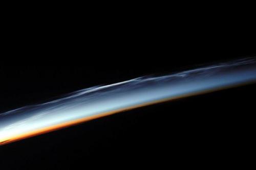 На фотографиях космонавта Федора юрчихина сравнительно редкое атмосферное явление Серебристые Облака. 01