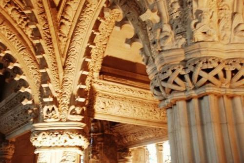 Рослинская капелла. Капелла, находящаяся в деревне рослин, - одна из самых известных и загадочных церквей Шотландии. 03 Рослинская капелла. Капелла, находящаяся в деревне рослин, - одна из самых известных и загадочных церквей Шотландии. 03