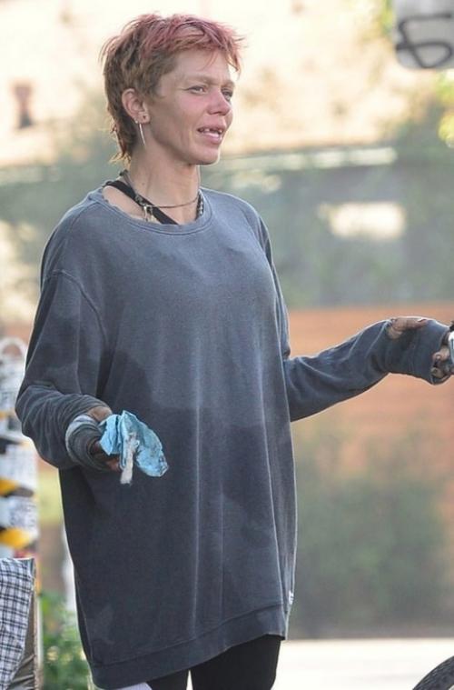 Однажды знаменитая модель и бывшая жена звезды Спасателей Малибу лони уиллисон стала центром внимания папарацци в Лос-анджелесе. 04