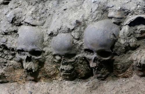 В ацтекском храме темпло майор найдена гора почти из 700 черепов. 03