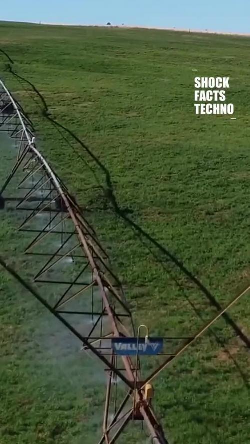 Вихревые микро - ГЭС на реке с малым перепадом высоты: вода закручивается в бетонной камере и вращает вертикальную турбину.  