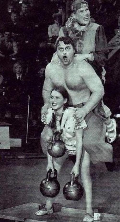 Когда-то варю Акулову внесли в книгу рекордов гиннесса как самую сильную девочку планеты. 01