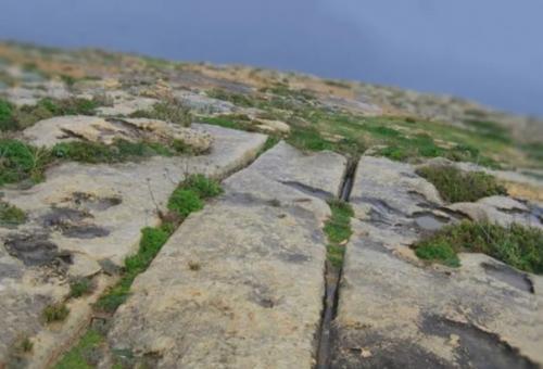 Мегалитические колеи в камне на каспийском побережье, которые учёные пока не объяснили. 02