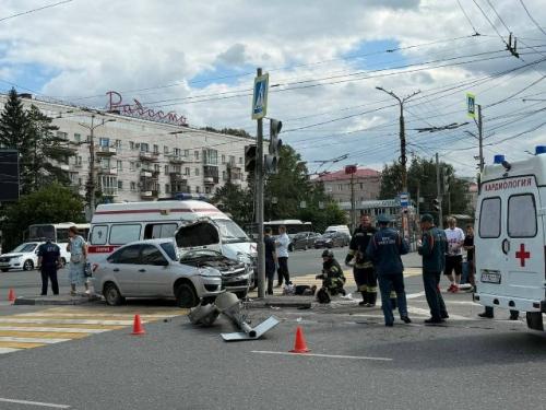 Машина сбила людей на пешеходном переходе в Омске, пострадали 8 человек.

