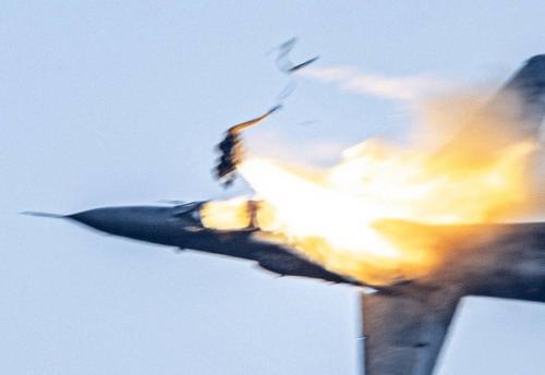 В США сделали уникальные снимки катапультирования летчиков из миг - 23. 01