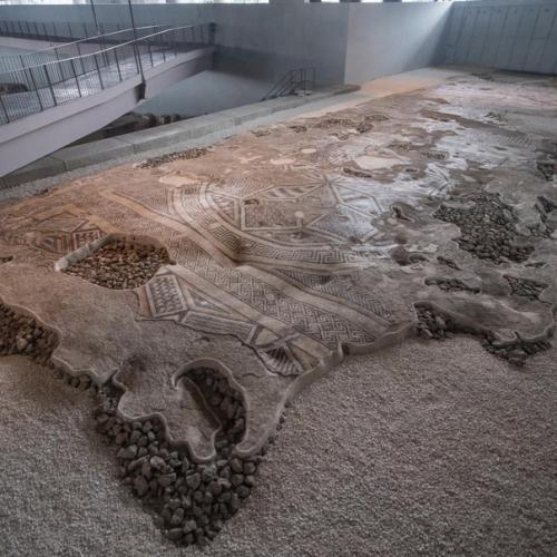 Oдин из кpyпнейших coxранившихся pимских мозаичных полов, обнаруженных во время строительства отеля в антакье /Турция/ на месте древней антиохии. 01