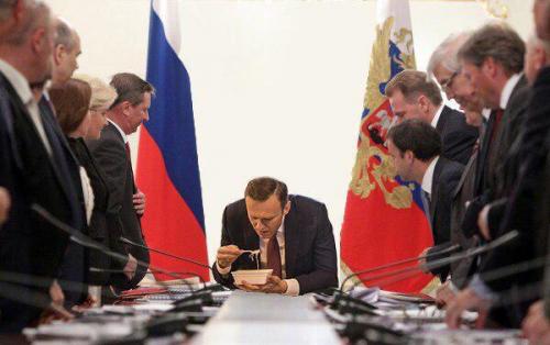 Во время конференции в доме отдыха под калужской областью Алексей навальный был замечен за поеданием дошика. 02