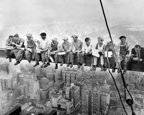 Во время конференции в доме отдыха под калужской областью Алексей навальный был замечен за поеданием дошика. 09