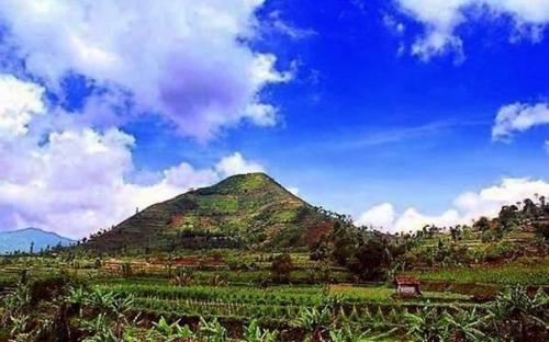 Археологический комплекс Gunung Padang & Panggulan (Gunung Situs Megalitik Cianjur). 03