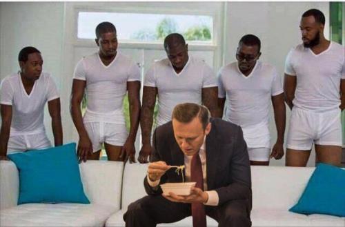 Во время конференции в доме отдыха под калужской областью Алексей навальный был замечен за поеданием дошика. 05