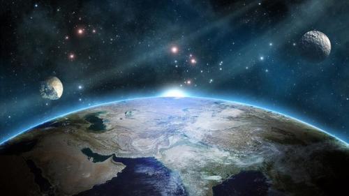 Знаете ли вы, что луна не единственный естественный спутник нашей планеты? 
