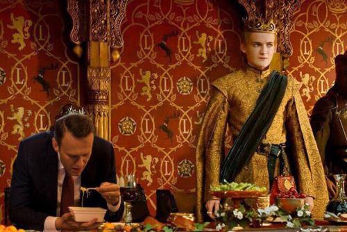 Во время конференции в доме отдыха под калужской областью Алексей навальный был замечен за поеданием дошика. 07