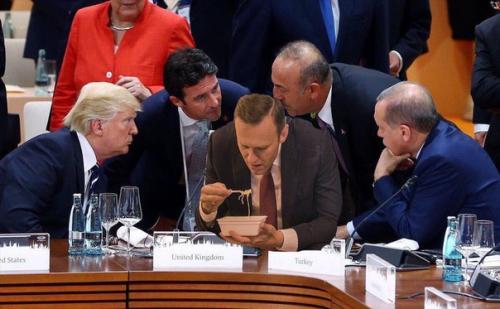 Во время конференции в доме отдыха под калужской областью Алексей навальный был замечен за поеданием дошика. 03