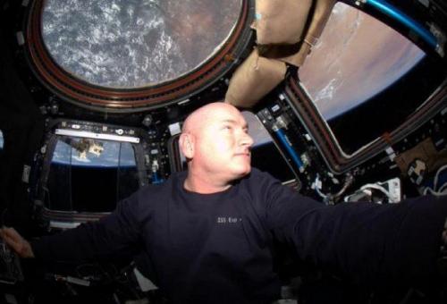 Скотт келли рассказал о космическом интернете и самой трудной вещи на мкс. Скотт келли рассказал о космическом интернете и самой трудной вещи на мкс.