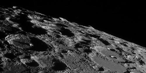 В почве темных лунных кратеров Живут молнии. В почве темных лунных кратеров Живут молнии.