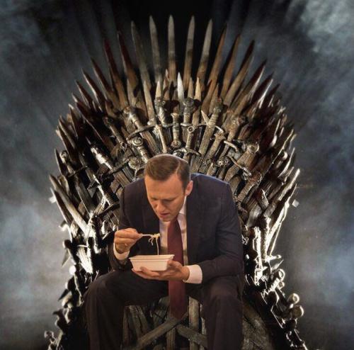 Во время конференции в доме отдыха под калужской областью Алексей навальный был замечен за поеданием дошика. 01