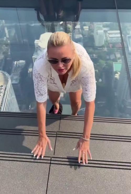 Когда страшно, но всё равно продолжаешь двигаться вперёд. 01