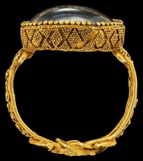 Маленький эллинистический шедевр - золотой перстень с горным хрусталем и гранатом. 01