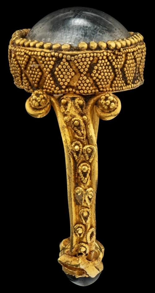 Маленький эллинистический шедевр - золотой перстень с горным хрусталем и гранатом. 02