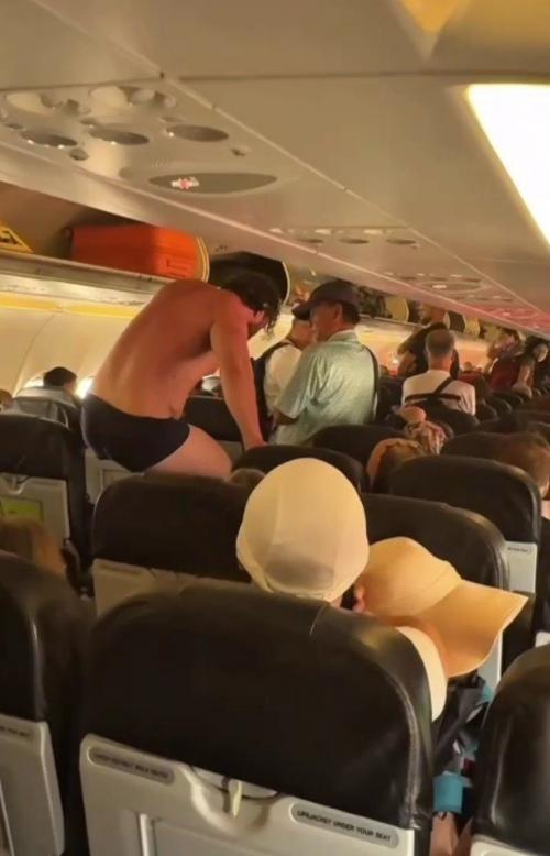 Полуголый русскоговорящий турист из самолёта без трапа выпрыгнул.

