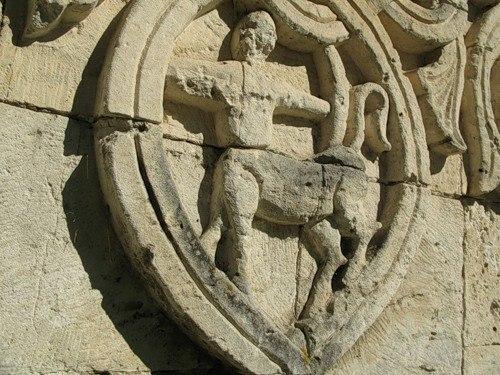 Полкан бог. Полкан - языческий полубог на стенах храмов.