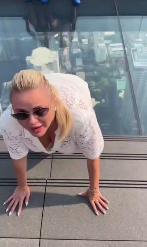 Когда страшно, но всё равно продолжаешь двигаться вперёд.

