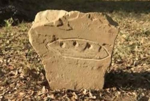 В 1897 году в техасе разбился нло и труп пришельца был похоронен на кладбище, а потом похищен. 03